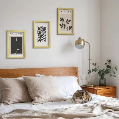 Bilderwand mit abstrakten Pflanzenmustern und geometrischen Formen