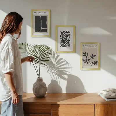 Bilderwand mit abstrakten Pflanzenmustern und geometrischen Formen