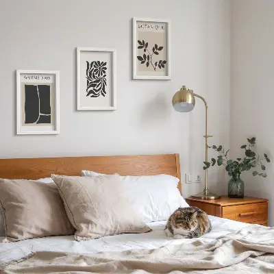 Bilderwand mit abstrakten Pflanzenmustern und geometrischen Formen