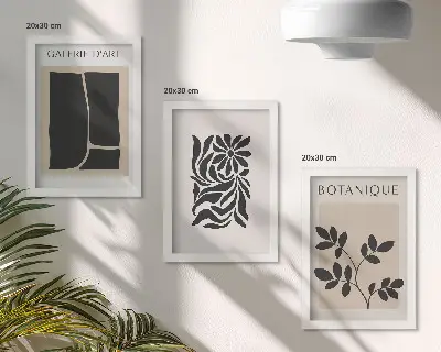 Bilderwand mit abstrakten Pflanzenmustern und geometrischen Formen