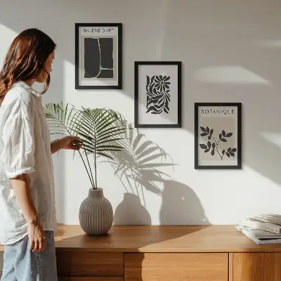 Bilderwand mit abstrakten Pflanzenmustern und geometrischen Formen
