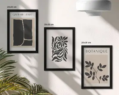 Bilderwand mit abstrakten Pflanzenmustern und geometrischen Formen