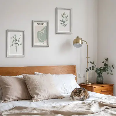 Bilderwand mit Pflanzenmotiven in zarten Grüntönen