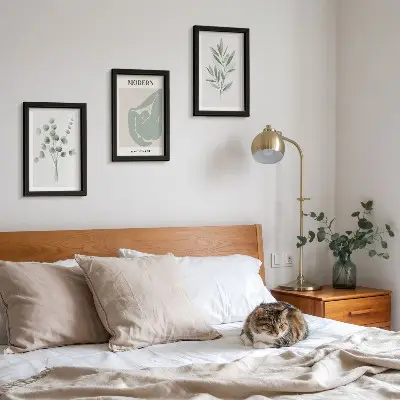 Bilderwand mit Pflanzenmotiven in zarten Grüntönen