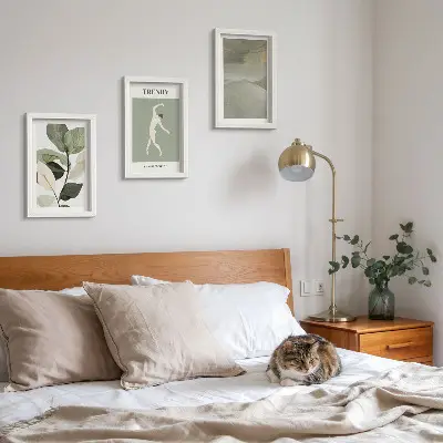 Bilderwand mit Pflanzenmuster, Silhouetten und abstrakten Formen