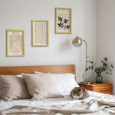 Bilderwand mit stilvollen Pflanzenmustern in Beige- und Schwarztönen