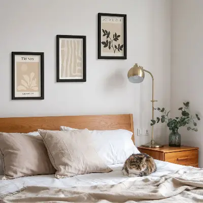 Bilderwand mit stilvollen Pflanzenmustern in Beige- und Schwarztönen