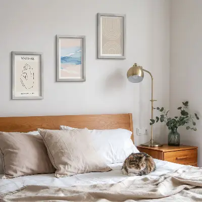 Bilderwand mit Linien und Wellen in Pastelltönen und minimalistischen Akzenten