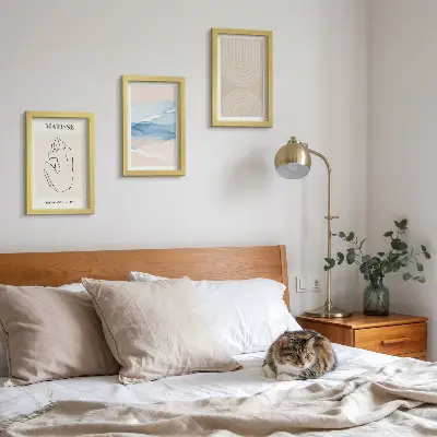 Bilderwand mit Linien und Wellen in Pastelltönen und minimalistischen Akzenten