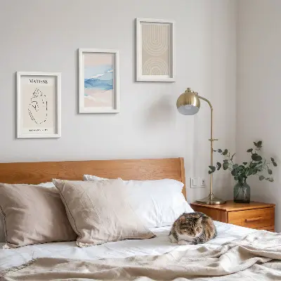 Bilderwand mit Linien und Wellen in Pastelltönen und minimalistischen Akzenten