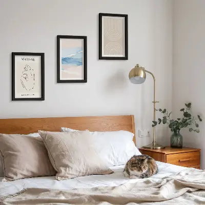 Bilderwand mit Linien und Wellen in Pastelltönen und minimalistischen Akzenten