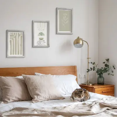 Bilderwand mit geometrischen Mustern und pflanzlichen Akzenten in Grüntönen