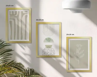Bilderwand mit geometrischen Mustern und pflanzlichen Akzenten in Grüntönen
