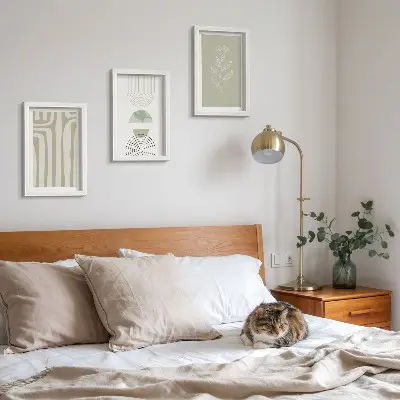 Bilderwand mit geometrischen Mustern und pflanzlichen Akzenten in Grüntönen