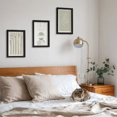 Bilderwand mit geometrischen Mustern und pflanzlichen Akzenten in Grüntönen