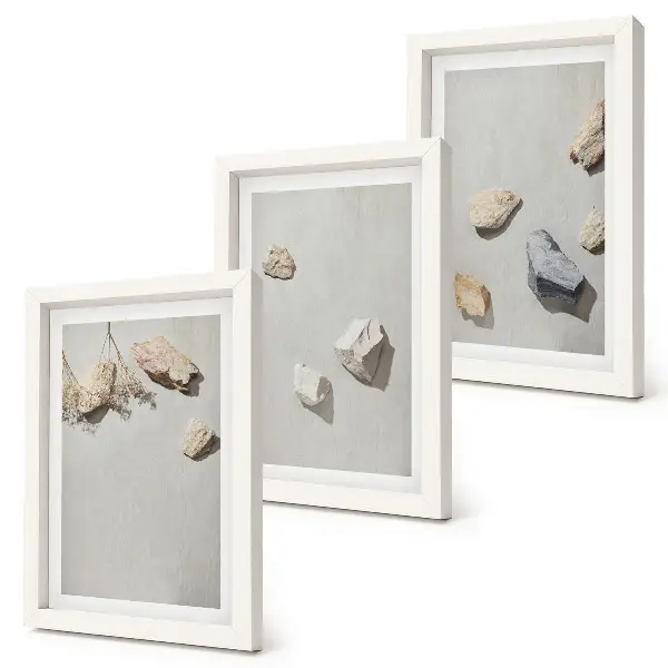 Bilderwand minimalistische Dekoration mit Boho-Strandsteinen