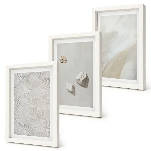 Bilderwand mit Sand, Steinen und modernen Farbstrukturen