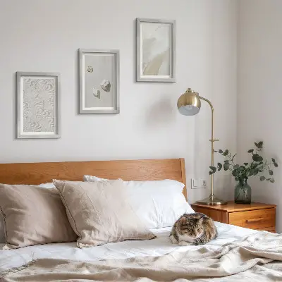Bilderwand mit Sand, Steinen und modernen Farbstrukturen