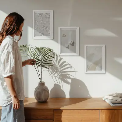 Bilderwand mit Sand, Steinen und modernen Farbstrukturen