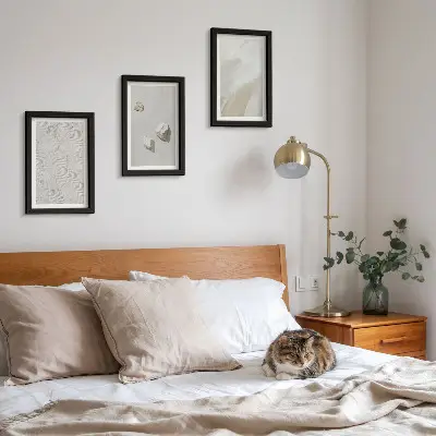 Bilderwand mit Sand, Steinen und modernen Farbstrukturen
