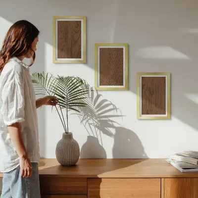 Bilderset mit Rahmen mit Holzmaserung und Baumrindenstruktur im minimalistischen Stil