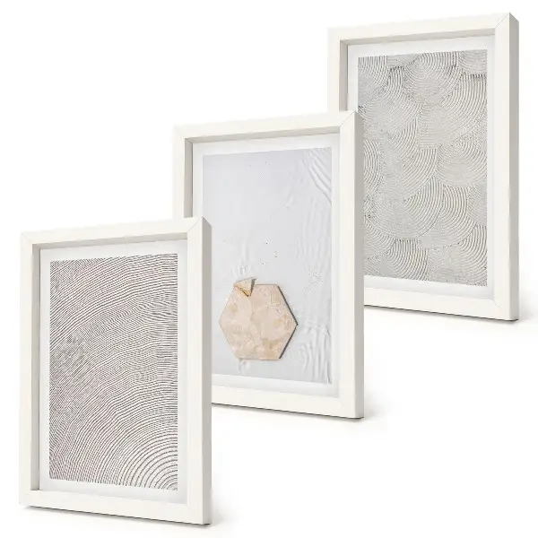 Bilderwand mit leichten Strukturen im Sand im zarten Boho-Stil