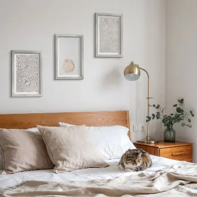 Bilderwand mit leichten Strukturen im Sand im zarten Boho-Stil
