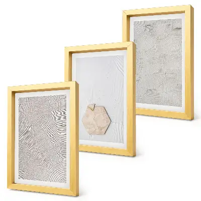 Bilderwand mit leichten Strukturen im Sand im zarten Boho-Stil