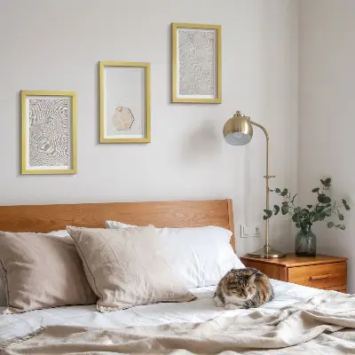 Bilderwand mit leichten Strukturen im Sand im zarten Boho-Stil