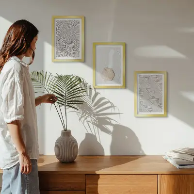 Bilderwand mit leichten Strukturen im Sand im zarten Boho-Stil