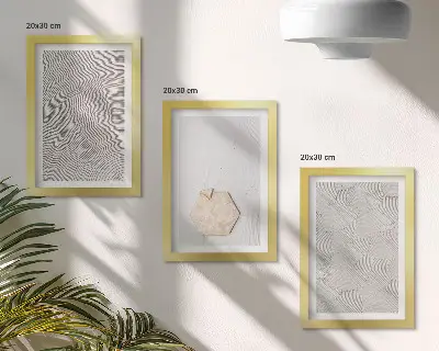 Bilderwand mit leichten Strukturen im Sand im zarten Boho-Stil