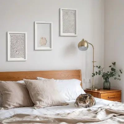 Bilderwand mit leichten Strukturen im Sand im zarten Boho-Stil