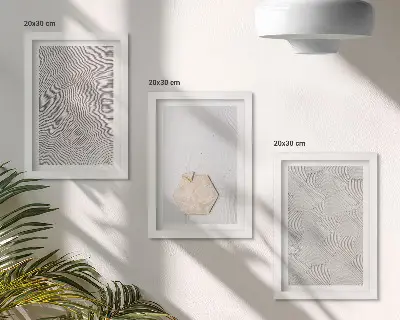 Bilderwand mit leichten Strukturen im Sand im zarten Boho-Stil