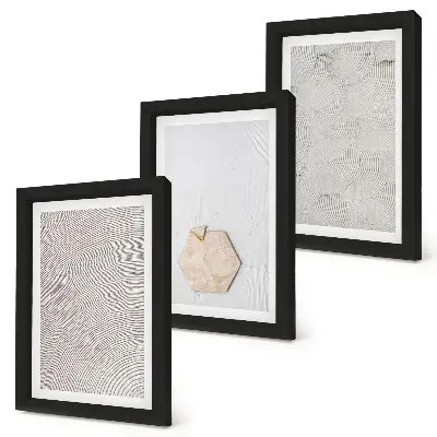 Bilderwand mit leichten Strukturen im Sand im zarten Boho-Stil
