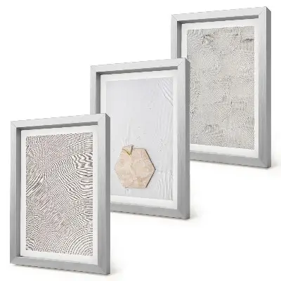 Bilderwand mit leichten Strukturen im Sand im zarten Boho-Stil