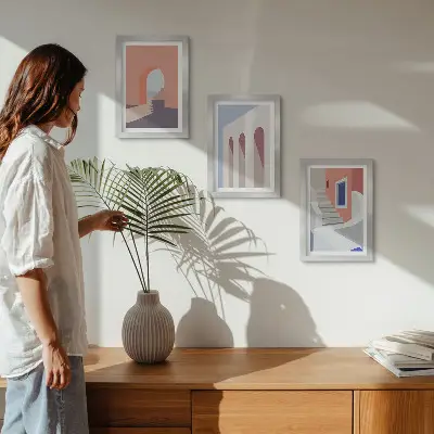 Bilderwand mit Illustrationen urbaner Architektur im minimalistischen Stil