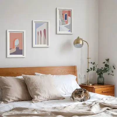 Bilderwand mit Illustrationen urbaner Architektur im minimalistischen Stil