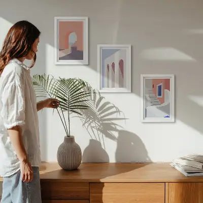 Bilderwand mit Illustrationen urbaner Architektur im minimalistischen Stil