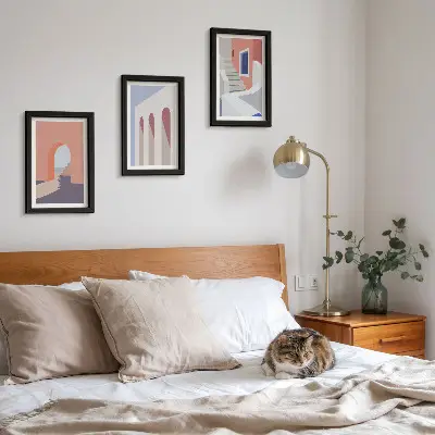 Bilderwand mit Illustrationen urbaner Architektur im minimalistischen Stil