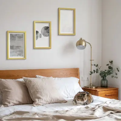 Bilderwand mit abstrakten Formen und Strukturen im modernen Stil