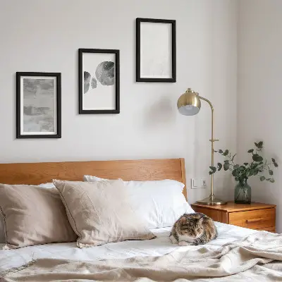 Bilderwand mit abstrakten Formen und Strukturen im modernen Stil