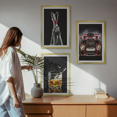 Gerahmtes bilderset Frauenbeine Rosenauto Whisky