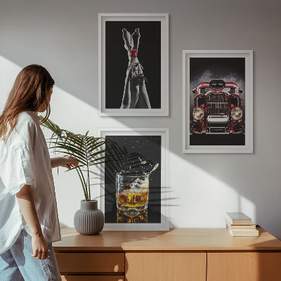 Gerahmtes bilderset Frauenbeine Rosenauto Whisky