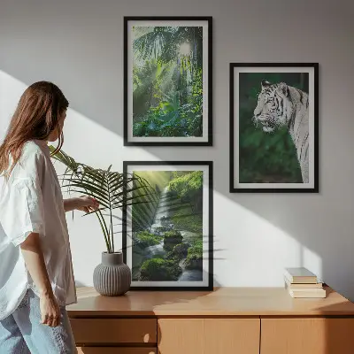 Dschungeltiger am Wasserfall gerahmtes Bilderset