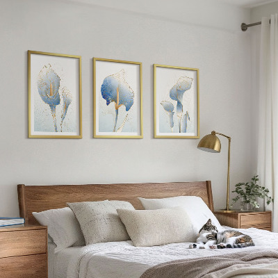 Gerahmtes bilderset Blaue Blumen im Hintergrund