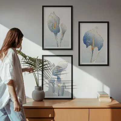 Gerahmtes Bilderset mit blauen Blumen im Hintergrund
