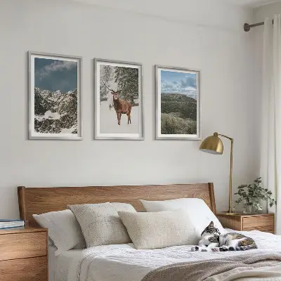 Gerahmtes Bilderset mit Bergen, Schnee, Hirschen und Waldlandschaft