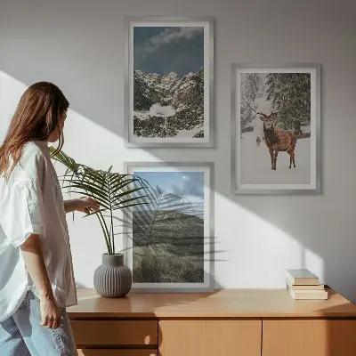Gerahmtes Bilderset mit Bergen, Schnee, Hirschen und Waldlandschaft