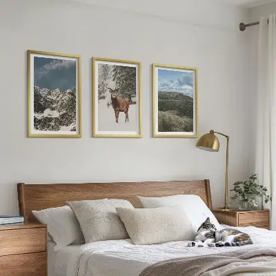 Gerahmtes Bilderset mit Bergen, Schnee, Hirschen und Waldlandschaft