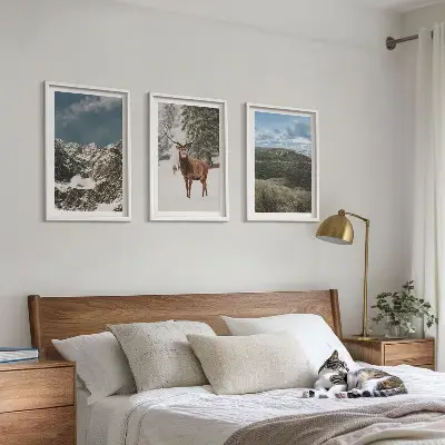 Gerahmtes Bilderset mit Bergen, Schnee, Hirschen und Waldlandschaft